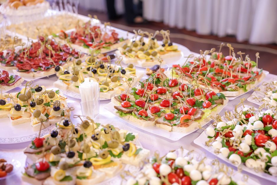 How Do I Set Up a Buffet That Keeps Hot and Cold Food Safe?